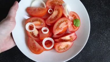 Domates salatası aperatif sebzeler organik taze lezzetli gurme yemek arkaplanı masadaki rustik yiyecekler fotokopi alanı keto ve paleo diyeti.