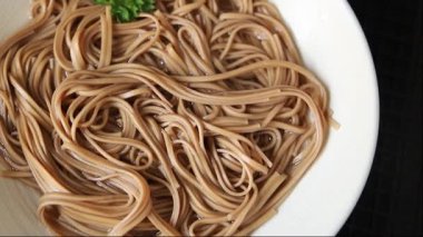 Karabuğday erişteli soba bir kâse taze Asya mutfağı masada rustik yiyecekler üst görünümde fotokopi alanı