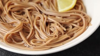 Karabuğday erişteli soba bir kâse taze Asya mutfağı masada rustik yiyecekler üst görünümde fotokopi alanı