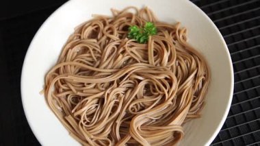 Karabuğday erişteli soba bir kâse taze Asya mutfağı masada rustik yiyecekler üst görünümde fotokopi alanı