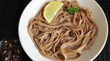 Karabuğday erişteli soba bir kâse taze Asya mutfağı masada rustik yiyecekler üst görünümde fotokopi alanı
