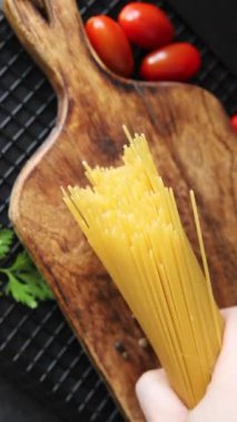 Spagetti çiğ makarna, buğday, doğal yemek. Masanın üstünde taze yemek. Köy yemekleri.