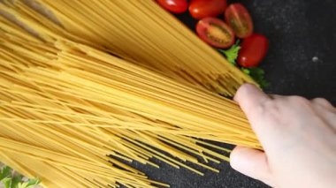 Spagetti çiğ makarna, buğday, doğal yemek. Masanın üstünde taze yemek. Köy yemekleri.