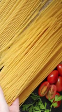 Spagetti çiğ makarna, buğday, doğal yemek. Masanın üstünde taze yemek. Köy yemekleri.