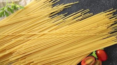 Spagetti çiğ makarna, buğday, doğal yemek. Masanın üstünde taze yemek. Köy yemekleri.