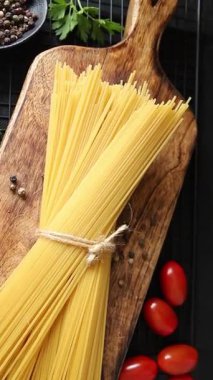 Spagetti çiğ makarna, buğday, doğal yemek. Masanın üstünde taze yemek. Köy yemekleri.