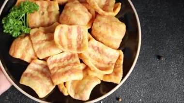 Pastırma, kızarmış pastırma, mısır, abur cubur, fast food masada doğal yemek, kırsal yemek, fotokopi odası.