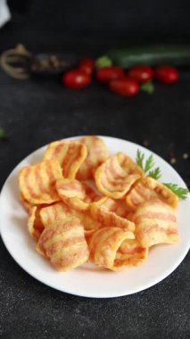 Pastırma, kızarmış pastırma, mısır, abur cubur, fast food masada doğal yemek, kırsal yemek, fotokopi odası.