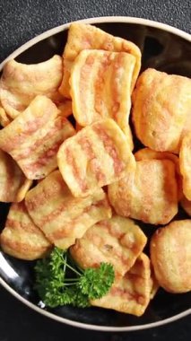 Pastırma, kızarmış pastırma, mısır, abur cubur, fast food masada doğal yemek, kırsal yemek, fotokopi odası.