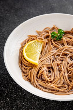Karabuğday erişteli soba bir kâse taze Asya mutfağı masada rustik yiyecekler üst görünümde fotokopi alanı