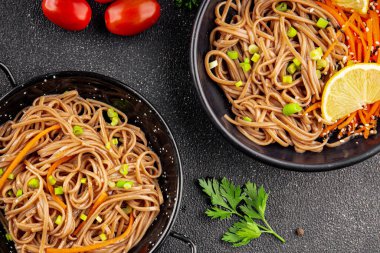 Karabuğday erişteli soba bir kâse taze Asya mutfağı masada rustik yiyecekler üst görünümde fotokopi alanı