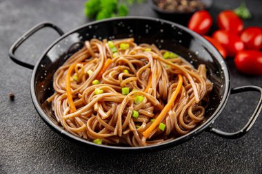 Karabuğday erişteli soba bir kâse taze Asya mutfağı masada rustik yiyecekler üst görünümde fotokopi alanı