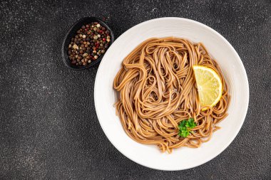 Karabuğday erişteli soba bir kâse taze Asya mutfağı masada rustik yiyecekler üst görünümde fotokopi alanı