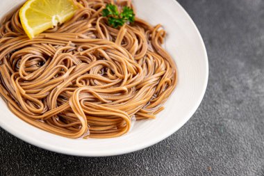 Karabuğday erişteli soba bir kâse taze Asya mutfağı masada rustik yiyecekler üst görünümde fotokopi alanı