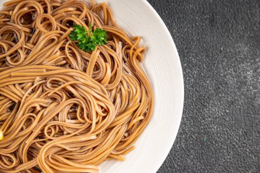 Karabuğday erişteli soba bir kâse taze Asya mutfağı masada rustik yiyecekler üst görünümde fotokopi alanı