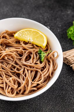 Karabuğday erişteli soba bir kâse taze Asya mutfağı masada rustik yiyecekler üst görünümde fotokopi alanı