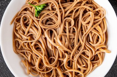 Karabuğday erişteli soba bir kâse taze Asya mutfağı masada rustik yiyecekler üst görünümde fotokopi alanı