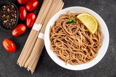 Karabuğday erişteli soba bir kâse taze Asya mutfağı masada rustik yiyecekler üst görünümde fotokopi alanı