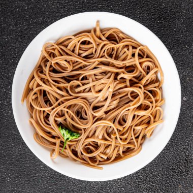 Karabuğday erişteli soba bir kâse taze Asya mutfağı masada rustik yiyecekler üst görünümde fotokopi alanı