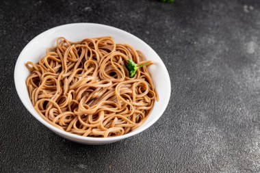 Karabuğday erişteli soba bir kâse taze Asya mutfağı masada rustik yiyecekler üst görünümde fotokopi alanı