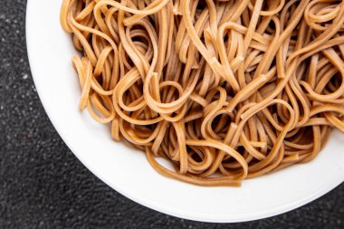 Karabuğday erişteli soba bir kâse taze Asya mutfağı masada rustik yiyecekler üst görünümde fotokopi alanı