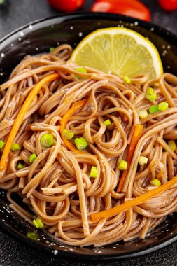 Karabuğday erişteli soba bir kâse taze Asya mutfağı masada rustik yiyecekler üst görünümde fotokopi alanı