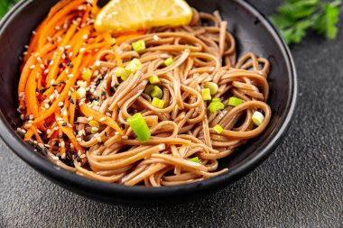 Karabuğday erişteli soba bir kâse taze Asya mutfağı masada rustik yiyecekler üst görünümde fotokopi alanı