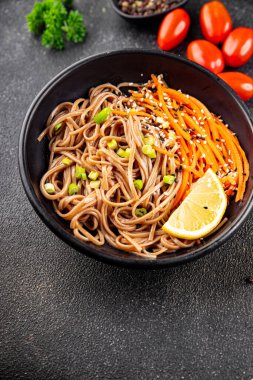 Karabuğday erişteli soba bir kâse taze Asya mutfağı masada rustik yiyecekler üst görünümde fotokopi alanı
