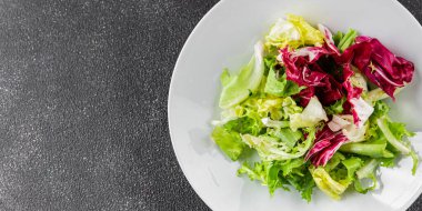 Salata karışımı buzdağı, batavya, marul, turşu, romano, arkadaş iştahlı sebzeler organik lezzetli gurme yemek arka planı masa fotokopisi alanı keto paleo diyet vejetaryen vejetaryen.