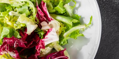 Salata karışımı buzdağı, batavya, marul, turşu, romano, arkadaş iştahlı sebzeler organik lezzetli gurme yemek arka planı masa fotokopisi alanı keto paleo diyet vejetaryen vejetaryen.