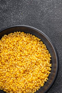 Makarna makarnası çiğ koquillette aperatifi organik ürün taze lezzetli gurme yemek arkaplanı masa rustik gıda üst görünümü fotokopi alanı