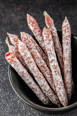 Sosis kurutulmuş et aperatif salam doğal yemek organik ürün taze lezzetli gurme yemek arkaplan masa rustik gıda üst görünümü fotokopi alanı