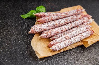 Sosis kurutulmuş et aperatif salam doğal yemek organik ürün taze lezzetli gurme yemek arkaplan masa rustik gıda üst görünümü fotokopi alanı