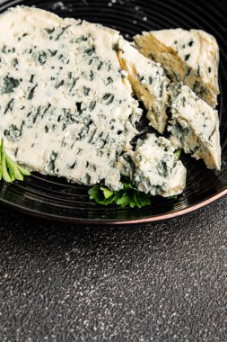 Peynir küflü gorgonzola peyniri rokfor yemeği organik ürün taze lezzetli gurme yemek arkaplanı masa rustik gıda üst görünümü fotokopi alanı