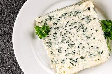 Peynir küflü gorgonzola peyniri rokfor yemeği organik ürün taze lezzetli gurme yemek arkaplanı masa rustik gıda üst görünümü fotokopi alanı