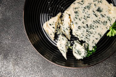 Peynir küflü gorgonzola peyniri rokfor yemeği organik ürün taze lezzetli gurme yemek arkaplanı masa rustik gıda üst görünümü fotokopi alanı