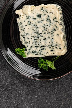 Peynir küflü gorgonzola peyniri rokfor yemeği organik ürün taze lezzetli gurme yemek arkaplanı masa rustik gıda üst görünümü fotokopi alanı