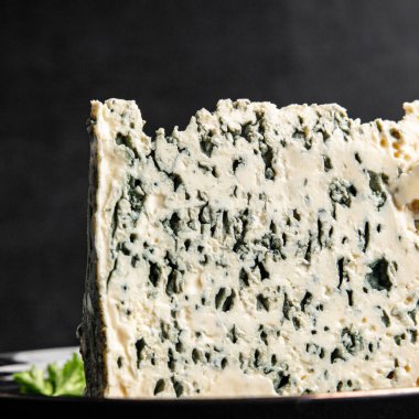 Peynir küflü gorgonzola peyniri rokfor yemeği organik ürün taze lezzetli gurme yemek arkaplanı masa rustik gıda üst görünümü fotokopi alanı