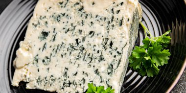 Peynir küflü gorgonzola peyniri rokfor yemeği organik ürün taze lezzetli gurme yemek arkaplanı masa rustik gıda üst görünümü fotokopi alanı