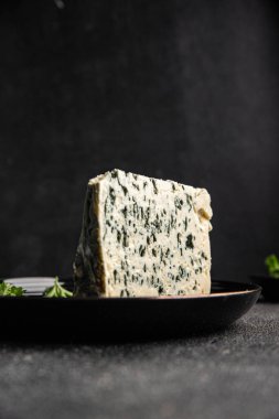 Peynir küflü gorgonzola peyniri rokfor yemeği organik ürün taze lezzetli gurme yemek arkaplanı masa rustik gıda üst görünümü fotokopi alanı