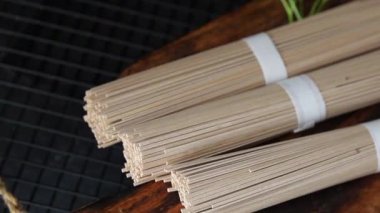 Masada çiğ karabuğday eriştesi soba mutfağı Asya mutfağı kırsal yiyeceklerinin üst görünümü kopya alanı