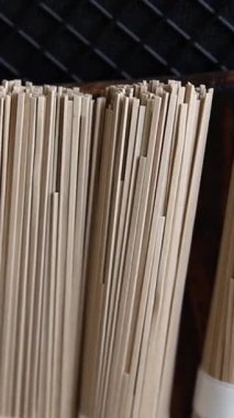 Masada çiğ karabuğday eriştesi soba mutfağı Asya mutfağı kırsal yiyeceklerinin üst görünümü kopya alanı