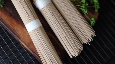 Masada çiğ karabuğday eriştesi soba mutfağı Asya mutfağı kırsal yiyeceklerinin üst görünümü kopya alanı