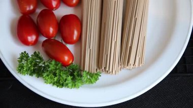 Masada çiğ karabuğday eriştesi soba mutfağı Asya mutfağı kırsal yiyeceklerinin üst görünümü kopya alanı