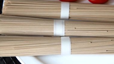 Masada çiğ karabuğday eriştesi soba mutfağı Asya mutfağı kırsal yiyeceklerinin üst görünümü kopya alanı