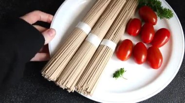 Masada çiğ karabuğday eriştesi soba mutfağı Asya mutfağı kırsal yiyeceklerinin üst görünümü kopya alanı