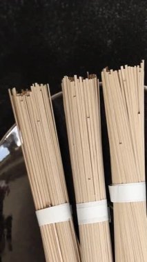 Masada çiğ karabuğday eriştesi soba mutfağı Asya mutfağı kırsal yiyeceklerinin üst görünümü kopya alanı