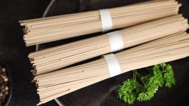 Masada çiğ karabuğday eriştesi soba mutfağı Asya mutfağı kırsal yiyeceklerinin üst görünümü kopya alanı