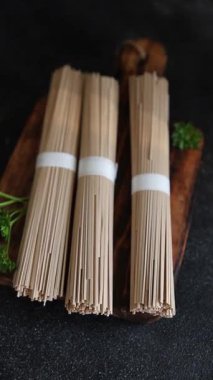 Masada çiğ karabuğday eriştesi soba mutfağı Asya mutfağı kırsal yiyeceklerinin üst görünümü kopya alanı