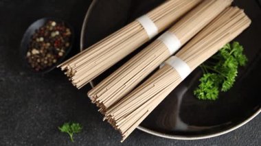 Masada çiğ karabuğday eriştesi soba mutfağı Asya mutfağı kırsal yiyeceklerinin üst görünümü kopya alanı